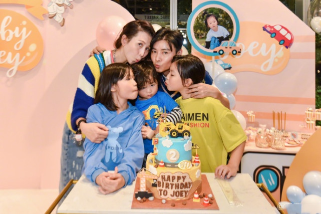 蔡少芬张晋庆儿子满两岁，众星前来道贺，网友喊话和陈豪对亲家