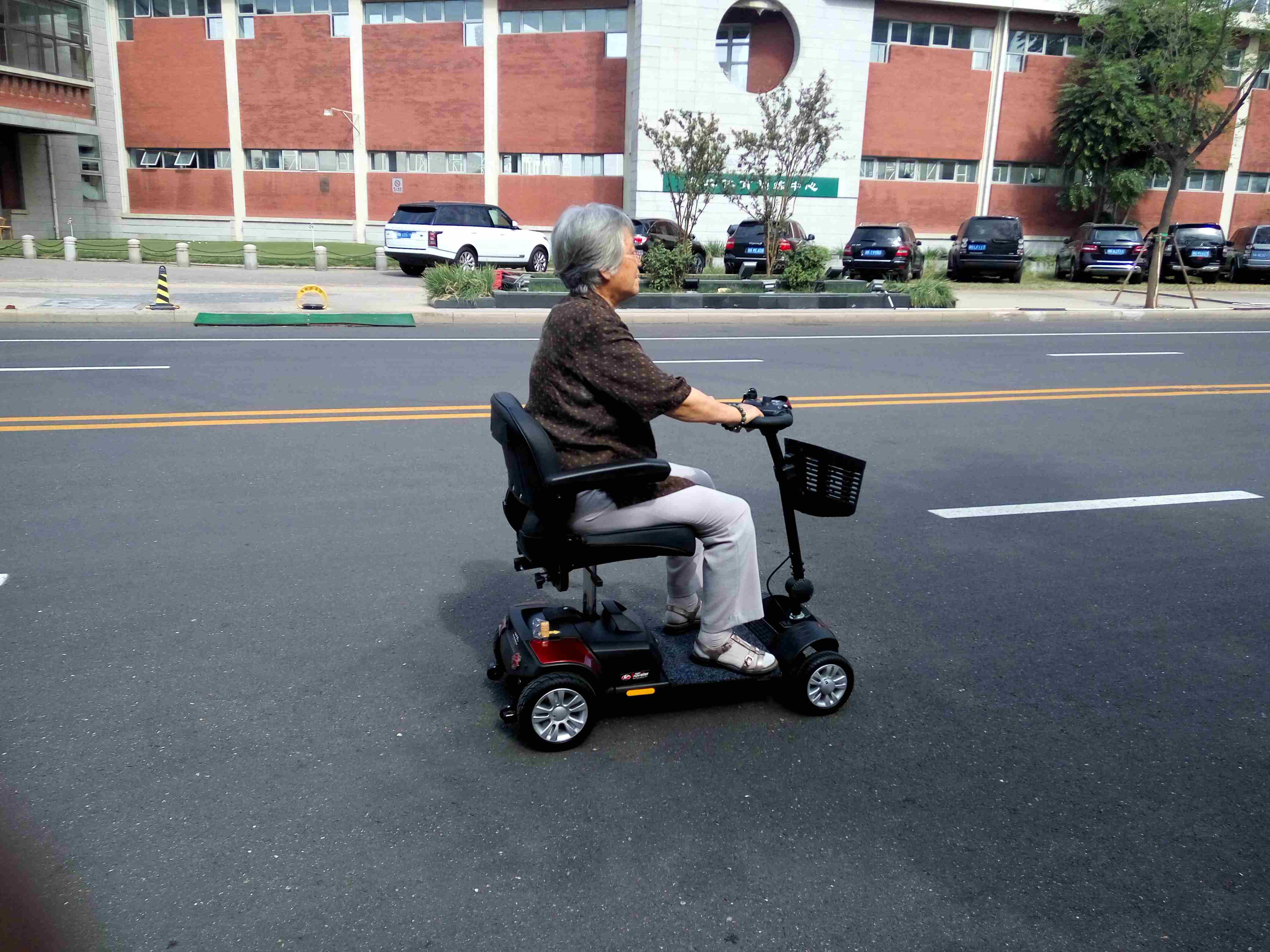 为什么说开天乐低速老人电动代步车是安全靠谱的代步工具?