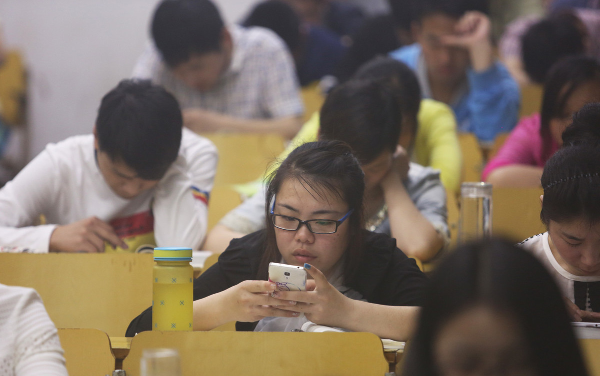 高校食堂WiFi密码走红，能连上的都是学霸级别，学渣：歧视