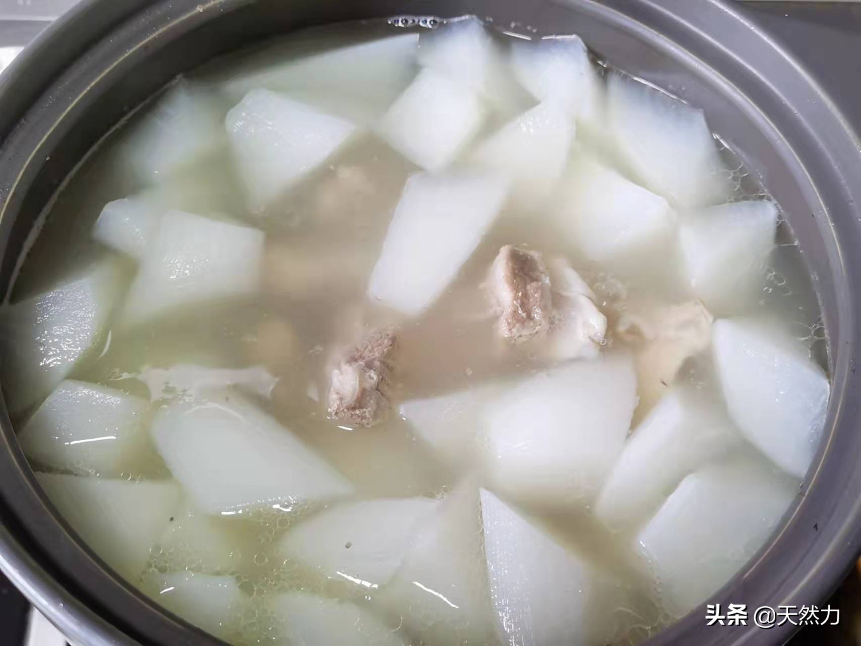 广东家常老火靓汤之萝卜排骨汤,原汁原味,香甜滋补,一看就会