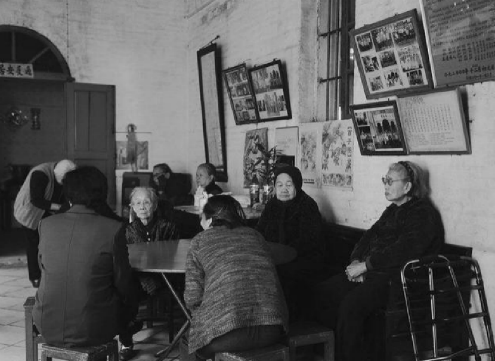 封建制度下的“自梳女”：洞房时穿上连体衣服，手中拿着一把剪刀