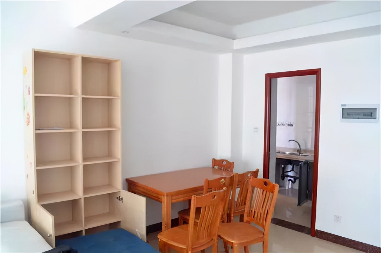 装修没钱只刷大白墙，发朋友圈晒新房装修效果，却引来满屏吐槽