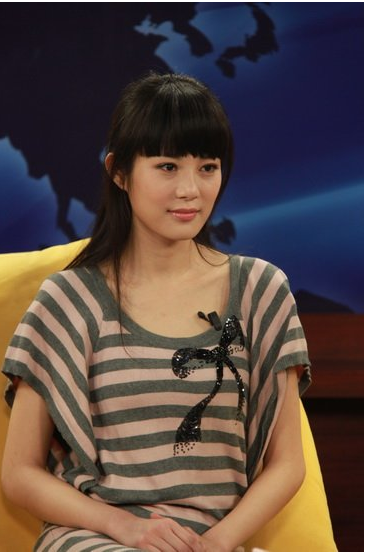 她出道便被姑父捧为女主，姑父另结新欢后，她也沦为了十八线演员