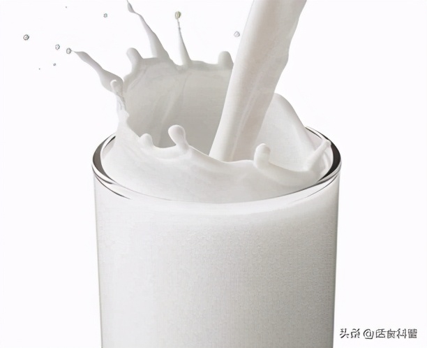 中老年高鈣奶粉對老年人有哪些好處，能軟化血管嗎？
