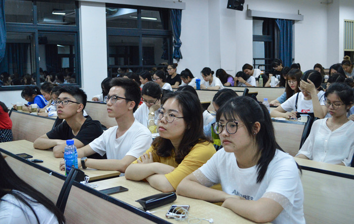 大学辅导员和班主任的区别（同为大学生）