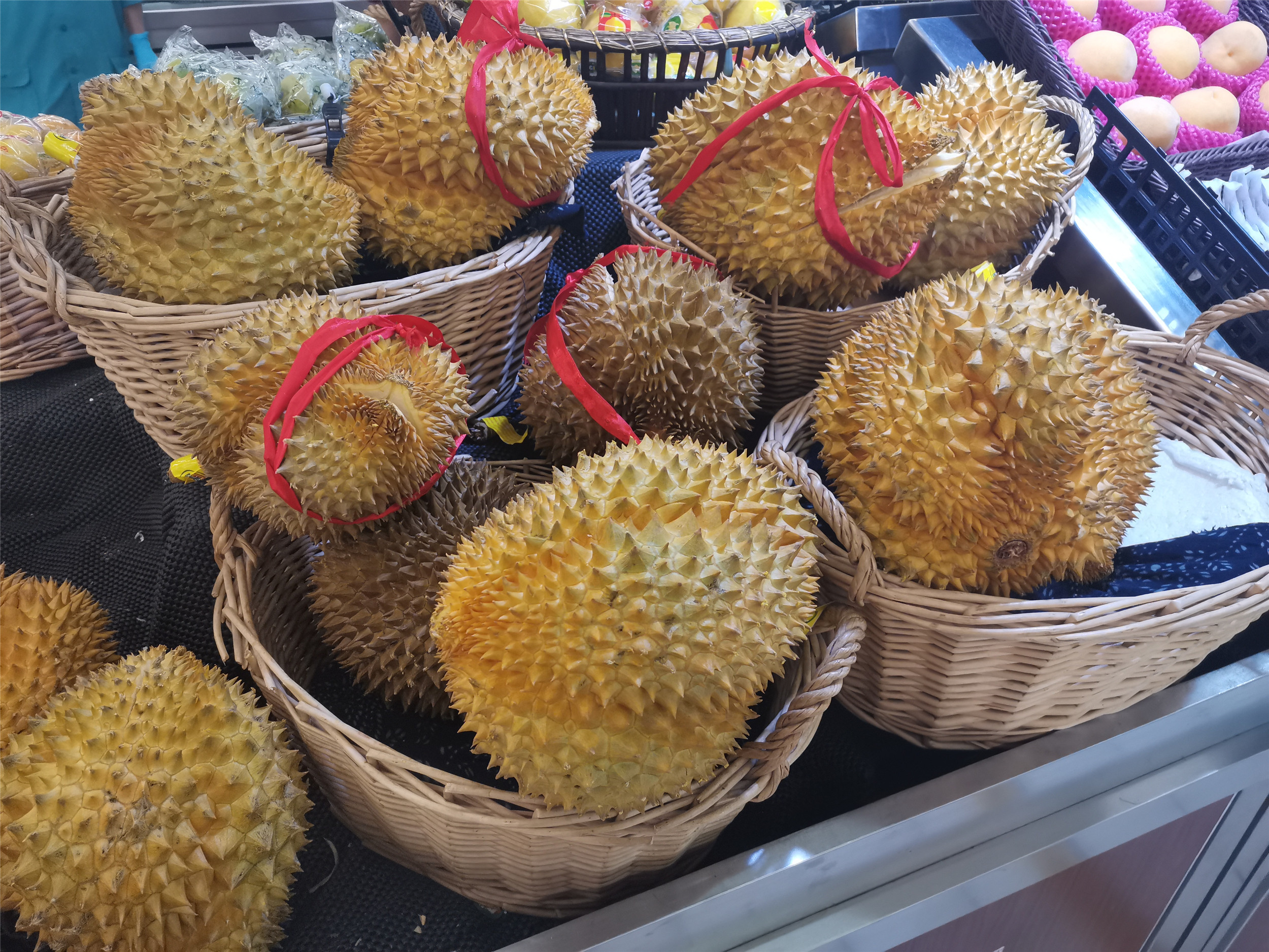 买榴莲时,水果商常用的3种挑选方法,饱满味香甜,一挑一个准