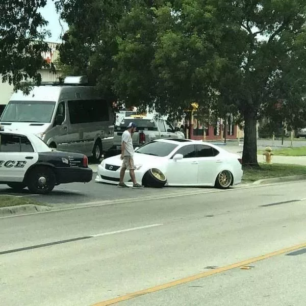 开车搞笑动图gif  骑上我心爱的小摩托，它永远不会堵车