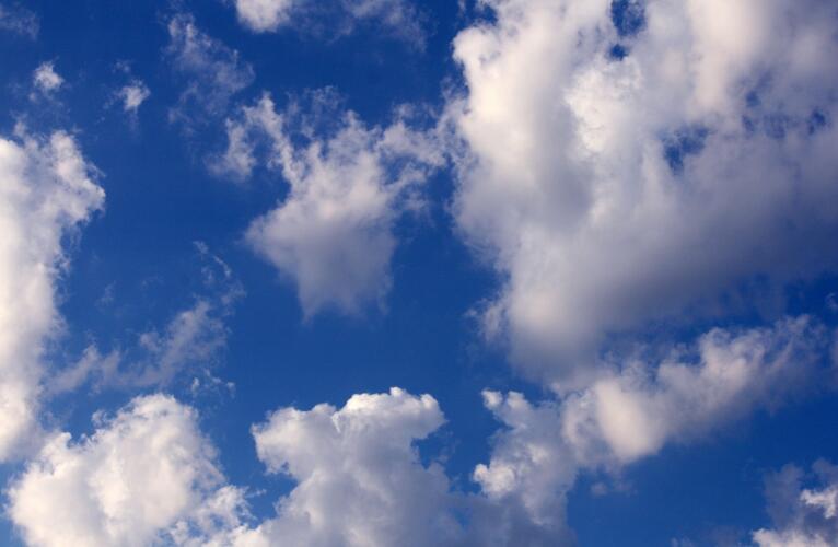 一朵云可重达500吨，为什么天空中的云不会掉下来？
