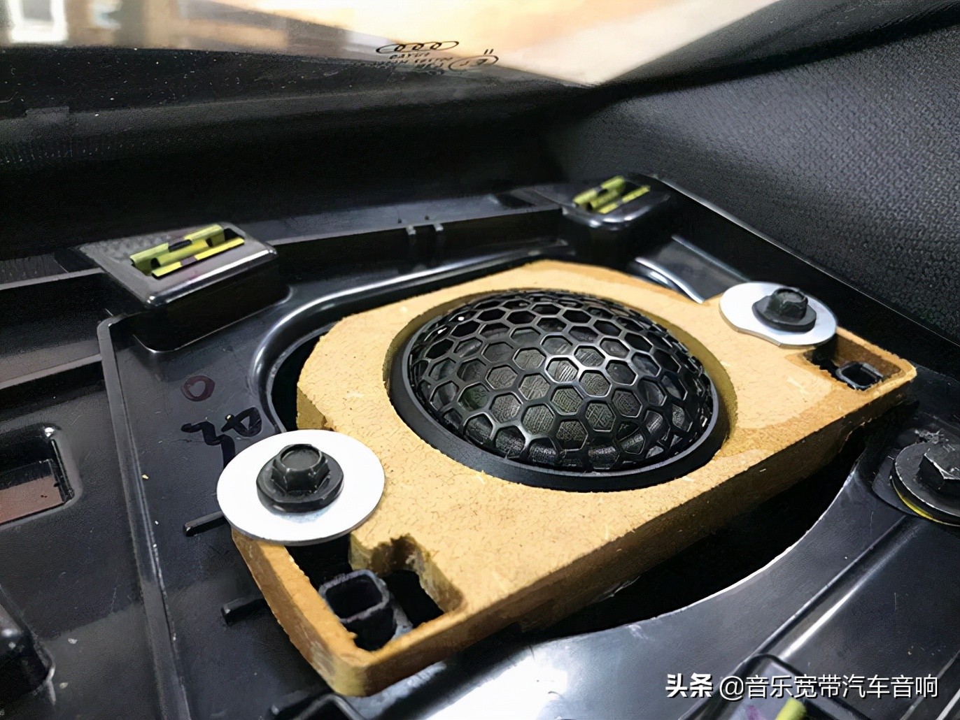 新款奥迪A6改装日本PHASS妃仕三分频 享受羊毛盘喇叭纯净的声音