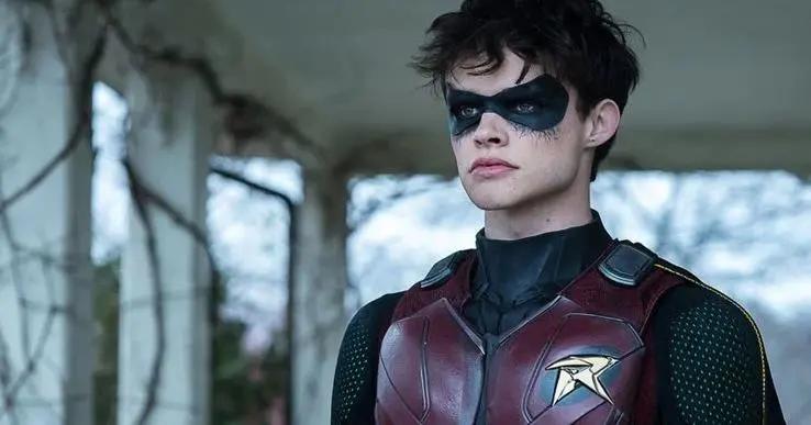 他们提到二代罗宾杰森·托德与前队友的冲突,以及他最终成为红头罩的