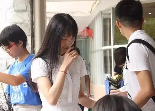 大一新生寝室标语火了，辅导员看了哭笑不得，网友：00后果然有才