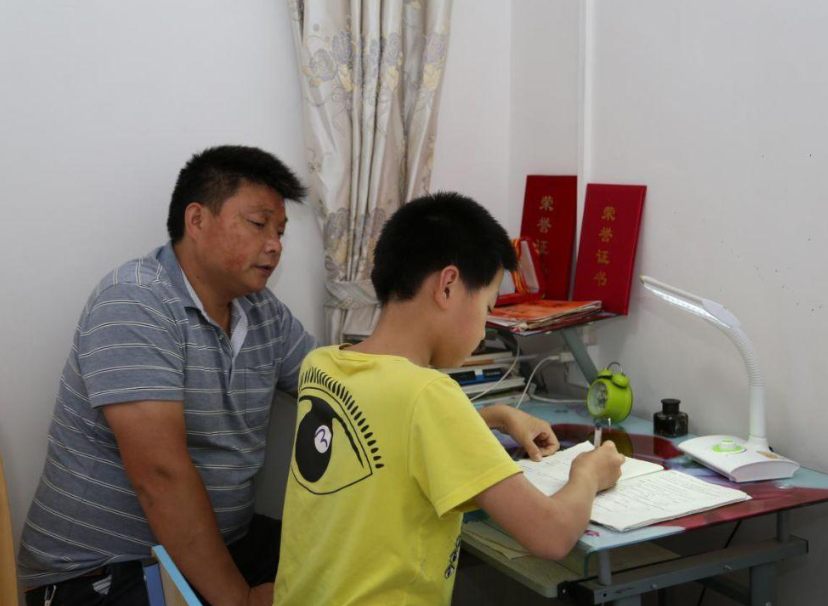 小情侣的订婚现场太豪横，68万彩礼堆成小山，女生颜值成亮点