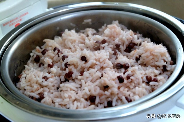 豆饭的做法 电饭锅版一看就会（用电饭煲做红豆捞饭的教程）