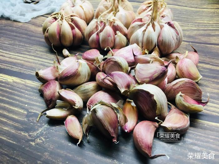 教你一种保存大蒜的好方法，一年不会发芽枯萎，简单方便