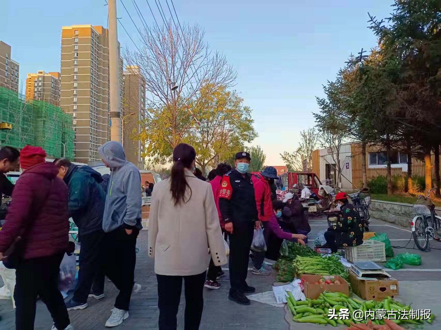 通辽市公安局科尔沁区分局西门派出所：加强早市巡逻营造安全市场环境