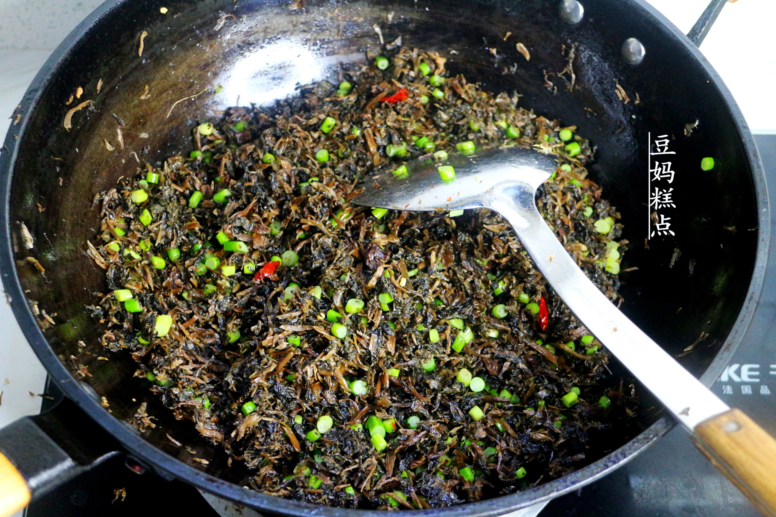 这菜是南方特色菜，加3个鸡蛋一炒，咸香下饭，炒一次可吃一周