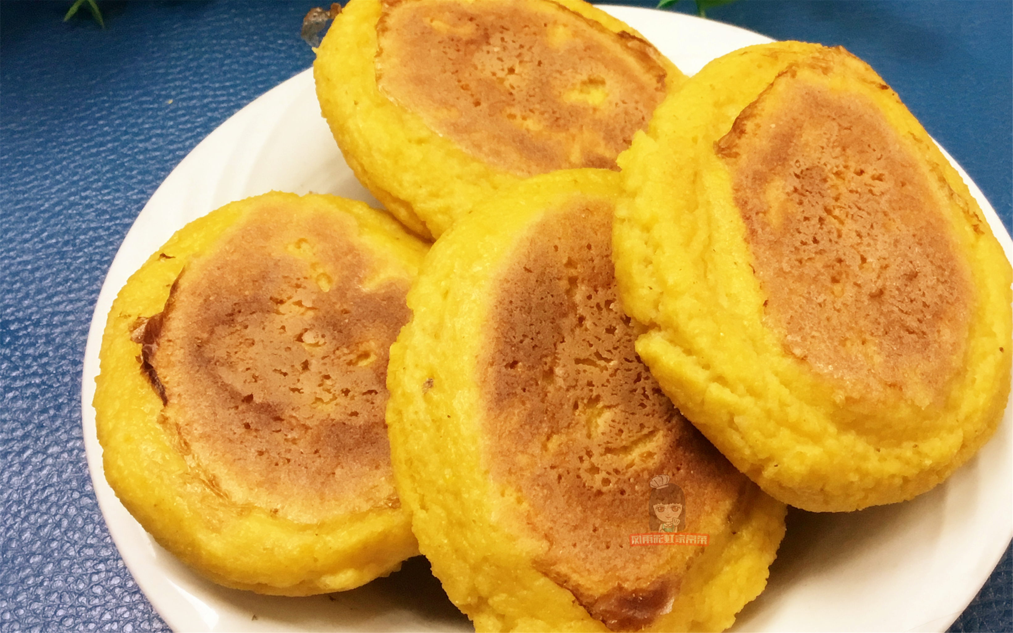 玉米面饼子怎么做（教你做外壳焦脆的正宗玉米面贴饼子）