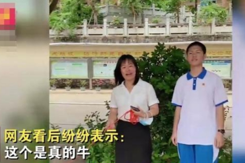 儿子高考全校第一，家长送学校“一头牛”，网友：下届家长压力大