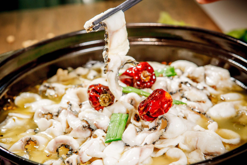 酸菜鱼肉质细嫩，汤酸香鲜美，微辣不腻，就怕米饭不够下饭的