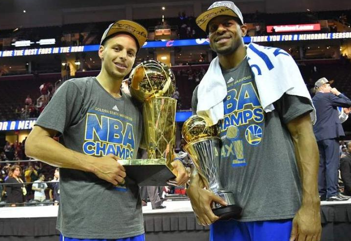 2015NBA总决赛fmvp(NBA专家为库里鸣不平：2015年没获得FMVP是总决赛史上最大的滑稽)