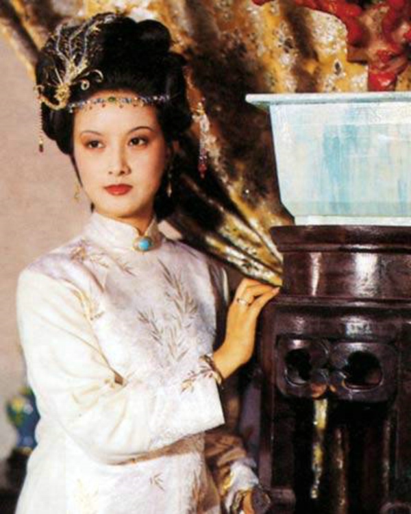 红楼人物谱之王熙凤：生如夏花，用灿烂浓烈的色调告诉世界我来过