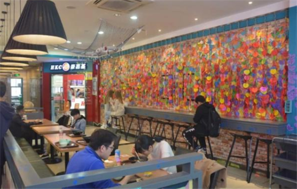 高校食堂“秀色可餐”：英语天花板刷屏网络，特色条幅迎你到门口