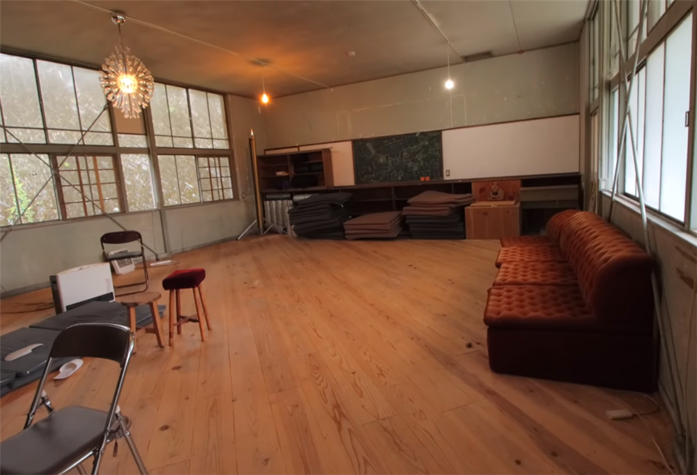 80后的他买下废弃学校，独居的日子一过就是7年，虽孤独却很自由