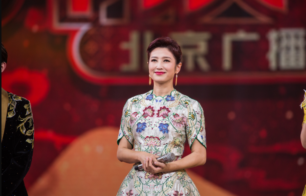 春妮刚强罕见秀恩爱!一婚被家暴,和郭德纲被传谣,今幸福惹人羡