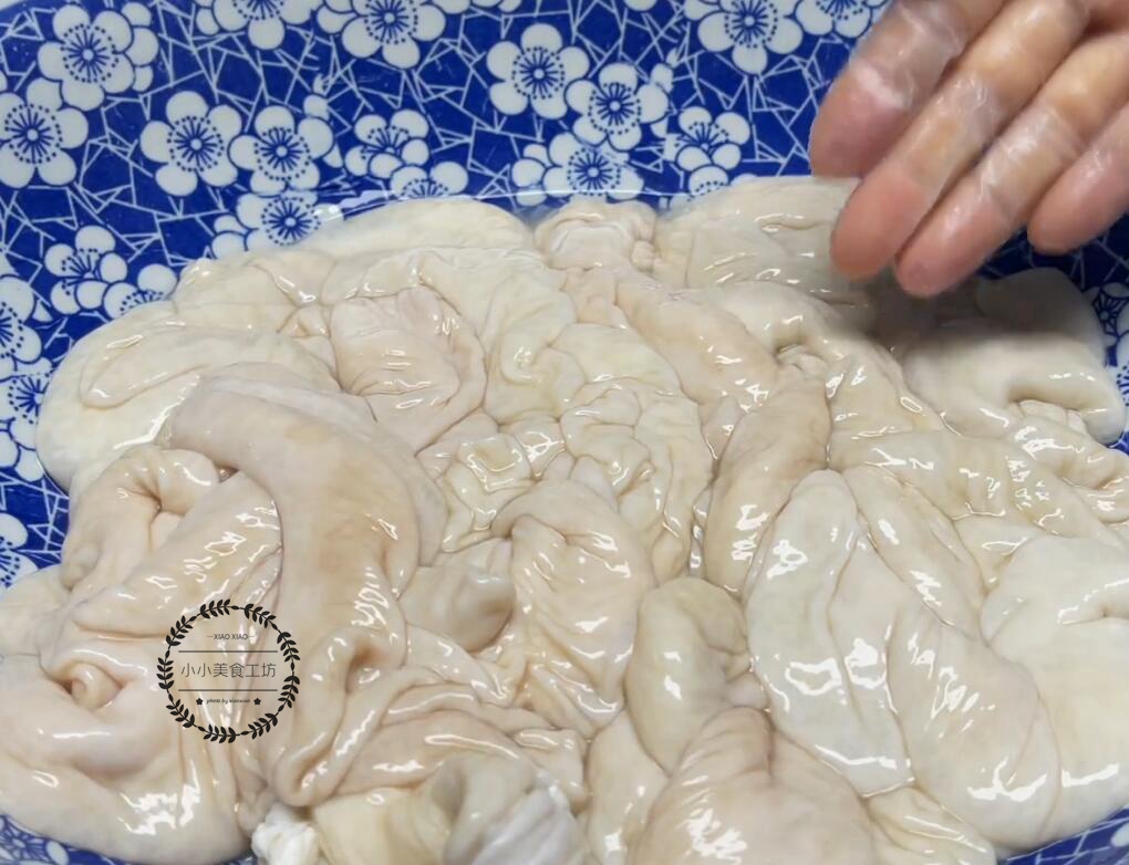 洗猪大肠，加醋加碱都不够，大厨教你5步骤，轻松去腥臭，真干净