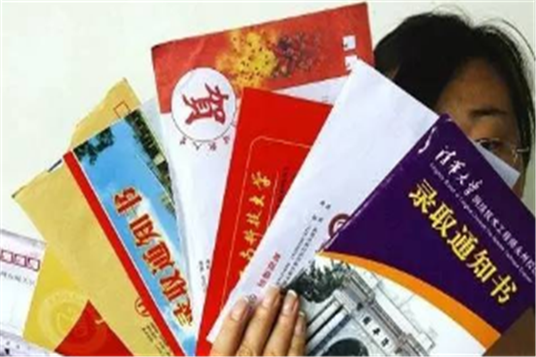 高考成绩300分，准备复读却收到7封“录取通知书”，考生很无奈