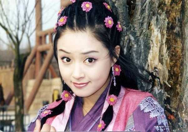 被韩红说二、情商负数的蒋欣37岁了，没考上大学的她为何能走红？