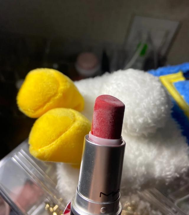 口红过期的四个征兆，别再傻傻涂了，快看看你的口红有问题没