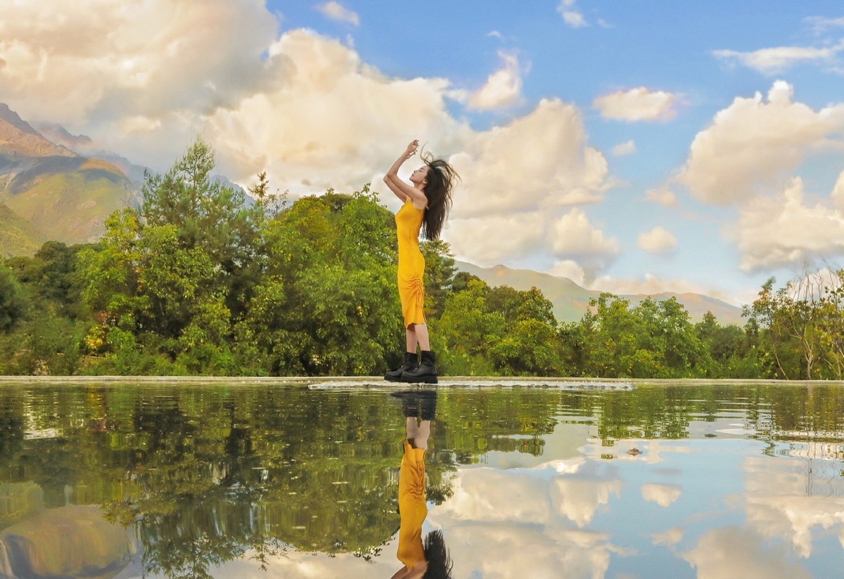 Baby拍摄现场大胆逗小鸟!大笑眼部皱纹明显,穿短裤一双细腿抢镜