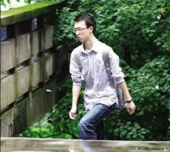何川洋高考获得重庆状元，但最终被北大拒录，复读一年后考得怎样