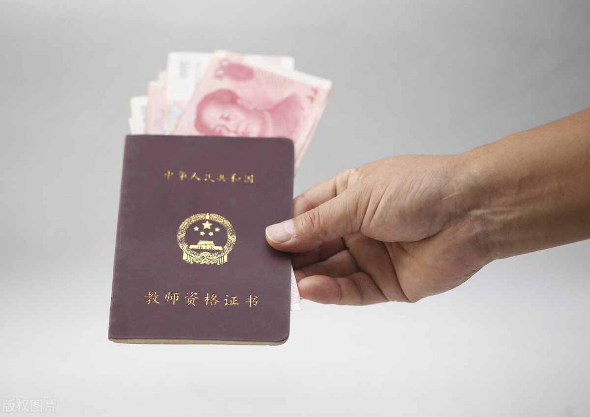 我的社保每个月在工资里扣除300多元，为什么医保卡只有100多元？