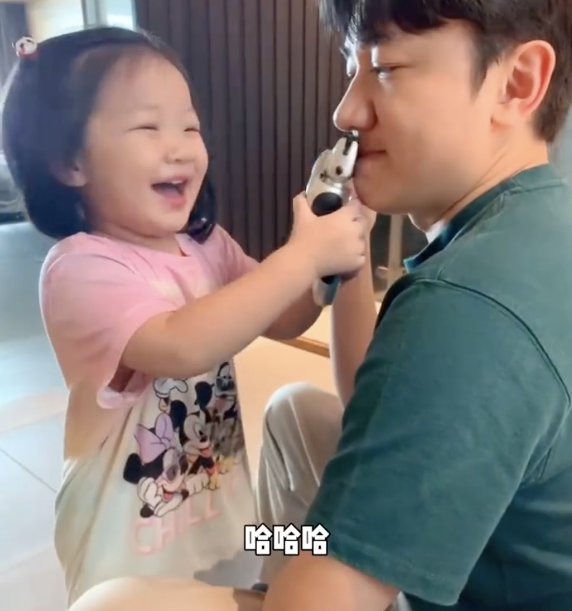 王祖蓝晒女儿帮剃胡须，Gabby却分心对镜摆拍，古灵精怪像爸爸