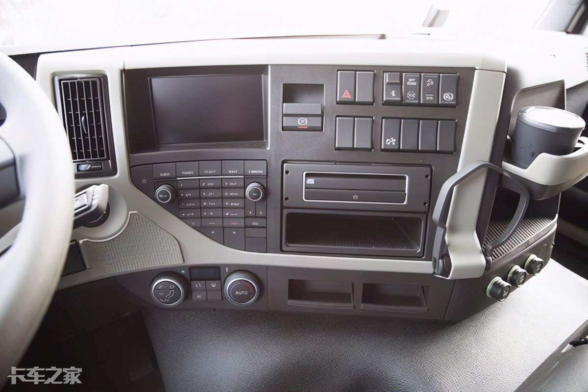 内饰虽然不炫酷 但做工精良 该有的配置都有