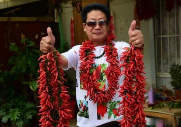 中国辣王李永志：一餐5斤辣椒配白酒，32个魔鬼辣椒击败印度老人