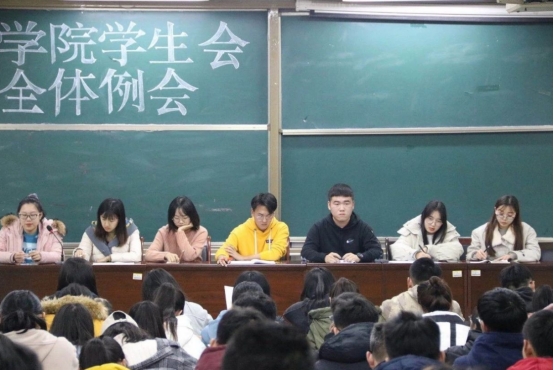 大学班级至少有10名班委，“最值得”竞选的，并不是班长