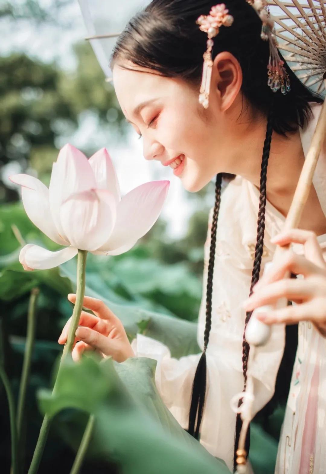 一湖碧荷夏渐深，荷花溢香醉芳心