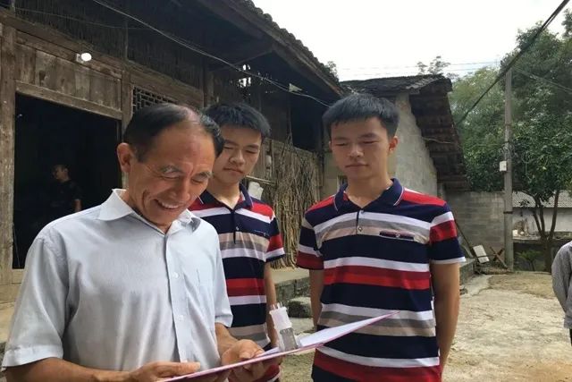 双胞胎学霸考上清华北大，每个学霸背后，都有个用心至极的父母