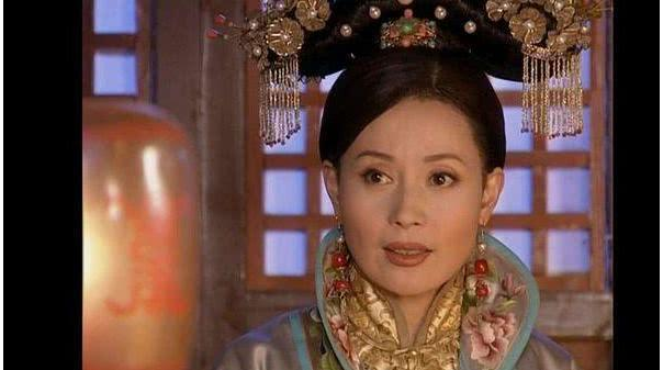 她出道便被姑父捧为女主，姑父另结新欢后，她也沦为了十八线演员