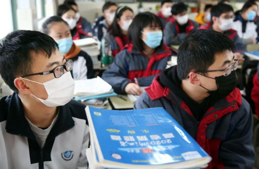 “双减”政策落地，民办和公办学校差距截然不同，选错悔不当初