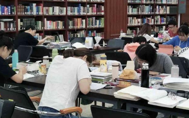 大学生拍创意毕业照走红，造型让人脑洞大开，为啥当初我没想到？