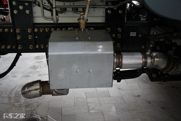 百公里气耗23kg，自重9.2吨，实拍东风天龙KX燃气重卡
