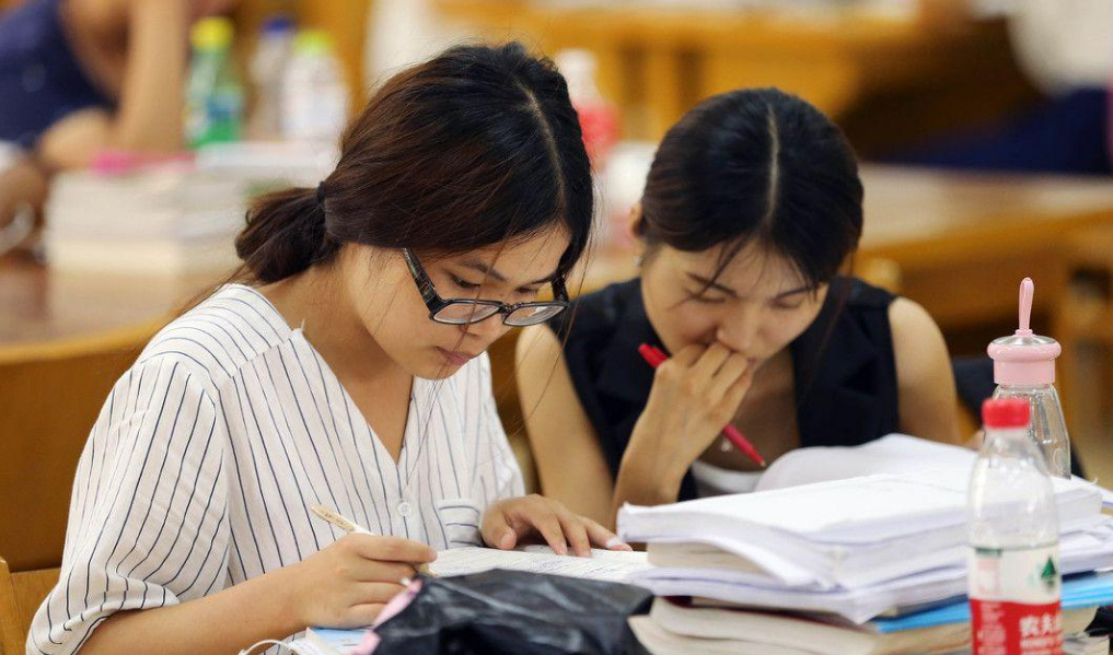 高考前一天学生在做啥？“淡定自若”是学霸，焦虑难安是学渣