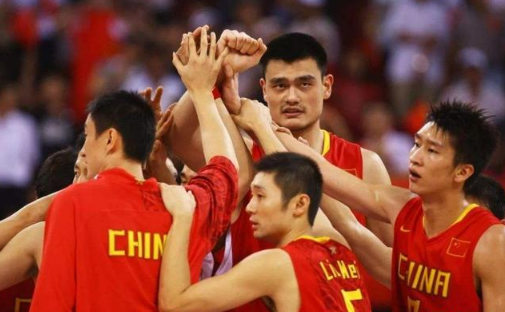 姚明nba为什么退役(为何姚明早早的退役？麦迪爆出实情：他的篮球生涯被一人毁了)