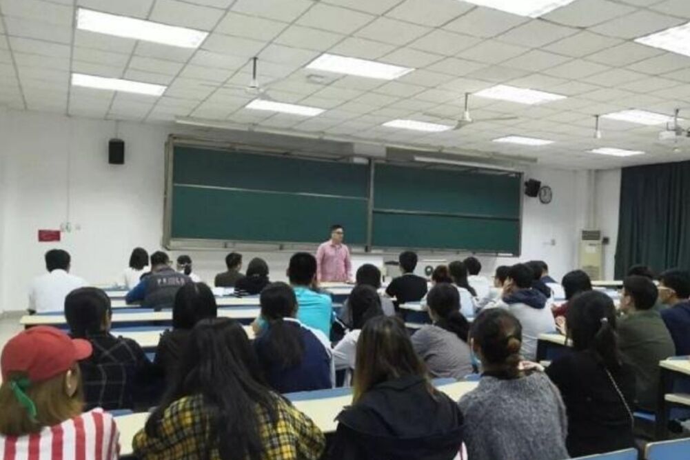 大学晚自习几点（为什么大一要上）