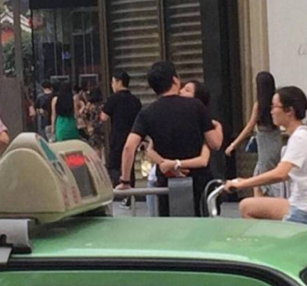 豆得儿近照曝光引争议，被指浓妆盖不住痘印，不复当年清纯模样