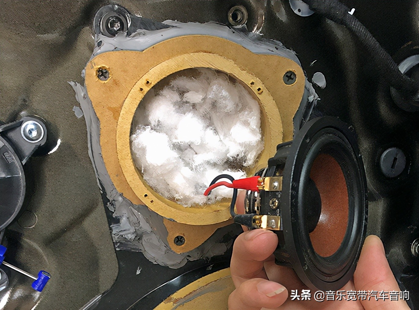 新款奥迪A6改装日本PHASS妃仕三分频 享受羊毛盘喇叭纯净的声音